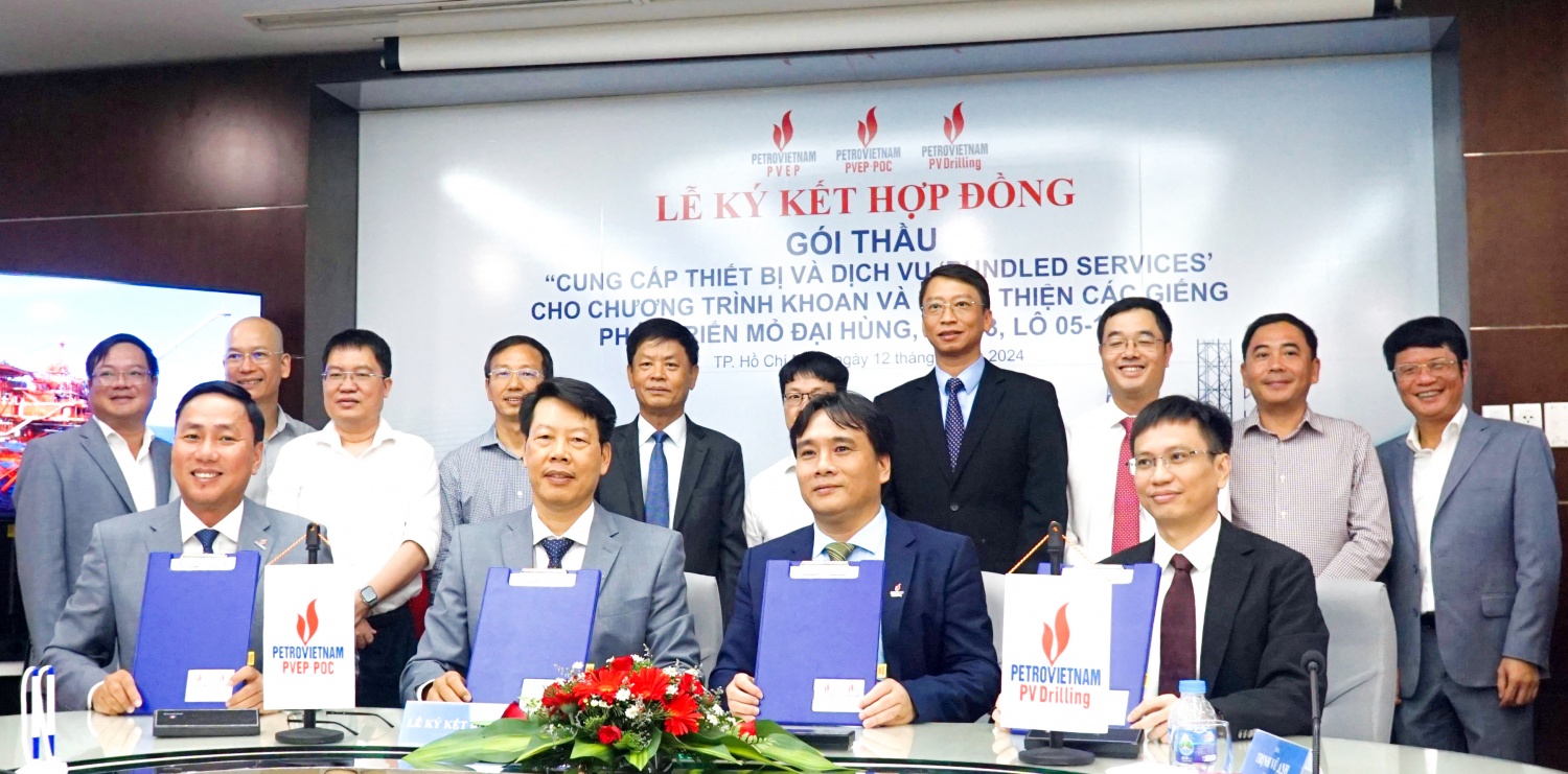 Ông Lê Đức Tuệ - Giám đốc PVEP-POC và ông Nguyễn Xuân Cường – Tổng giám đốc PV Drilling thực hiện lễ ký kết hợp đồng gói thầu trước sự chứng kiến của lãnh đạo Petrovietnam, Ủy ban quản lý Lô 05-1(a), PVEP và PV Drilling. Ông Lê Đức Tuệ - Giám đốc PVEP-POC và ông Nguyễn Xuân Cường – Tổng giám đốc PV Drilling thực hiện lễ ký kết hợp đồng gói thầu trước sự chứng kiến của lãnh đạo Petrovietnam, Ủy ban quản lý Lô 05-1(a), PVEP và PV Drilling.