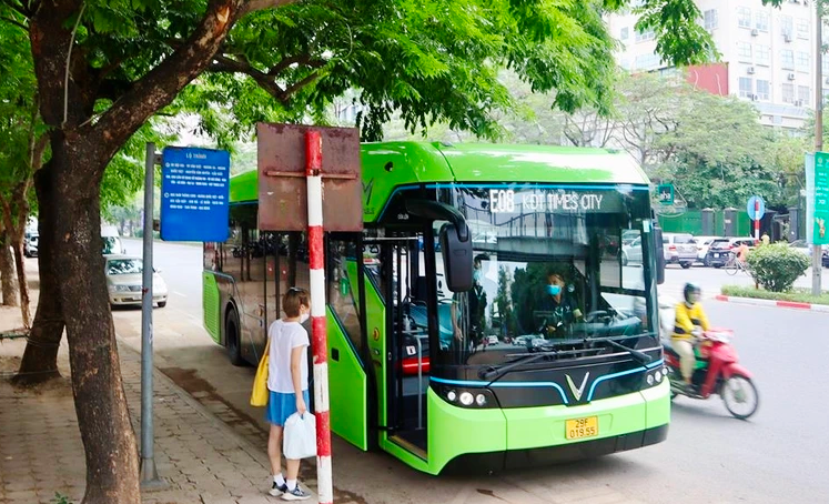 Hà Nội bàn giải pháp chuyển đổi 100% xe buýt sử dụng điện, năng lượng xanh