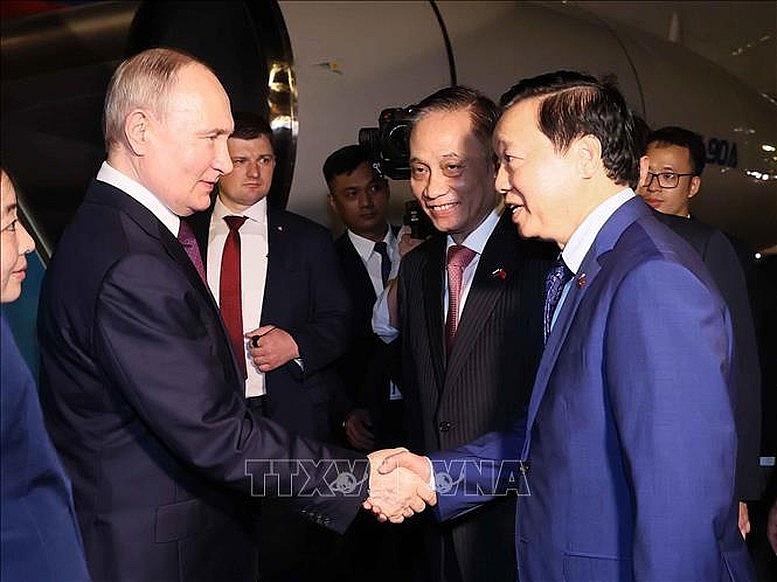 Tổng thống Nga Vladimir Putin đến Hà Nội, bắt đầu thăm cấp Nhà nước tới Việt Nam