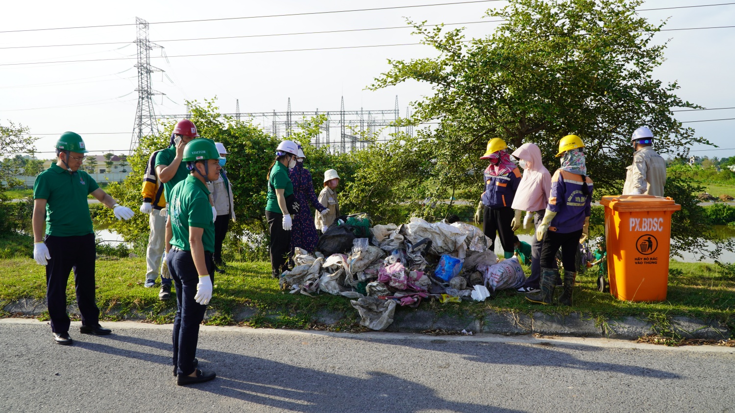 NMNĐ Thái Bình 2 ra quân thu gom rác thải nhựa, bảo vệ môi trường