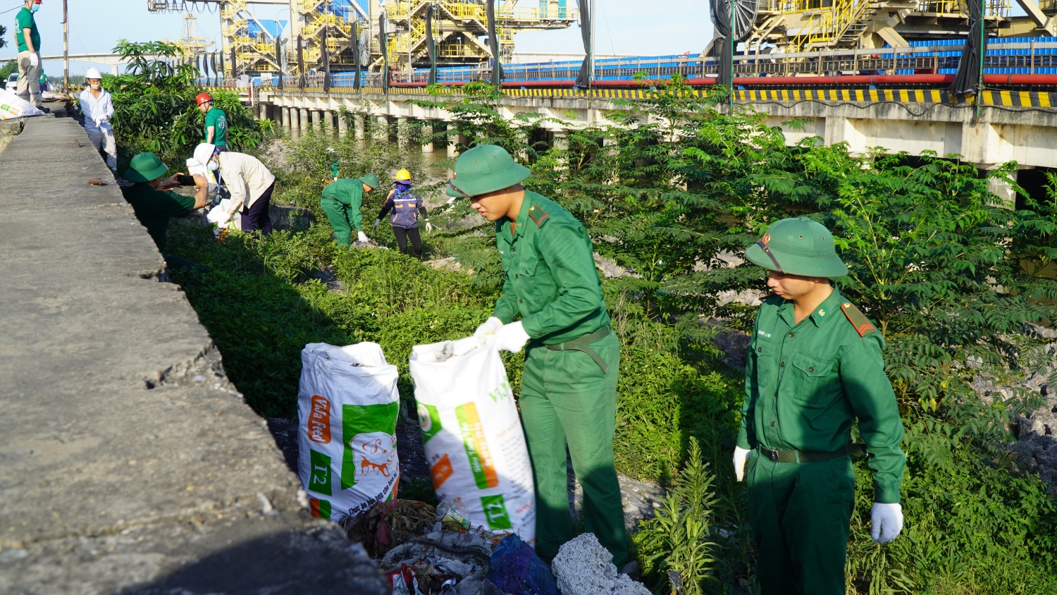 NMNĐ Thái Bình 2 ra quân thu gom rác thải nhựa, bảo vệ môi trường