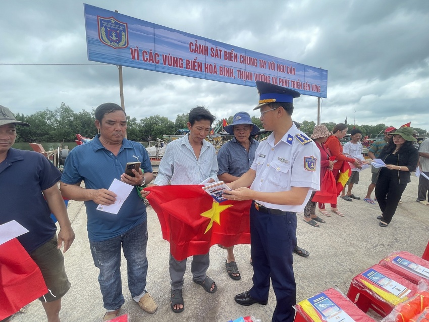 Bộ Tư lệnh Vùng Cảnh sát biển 3 đồng hành với ngư dân thị xã Duyên Hải, tỉnh Trà Vinh