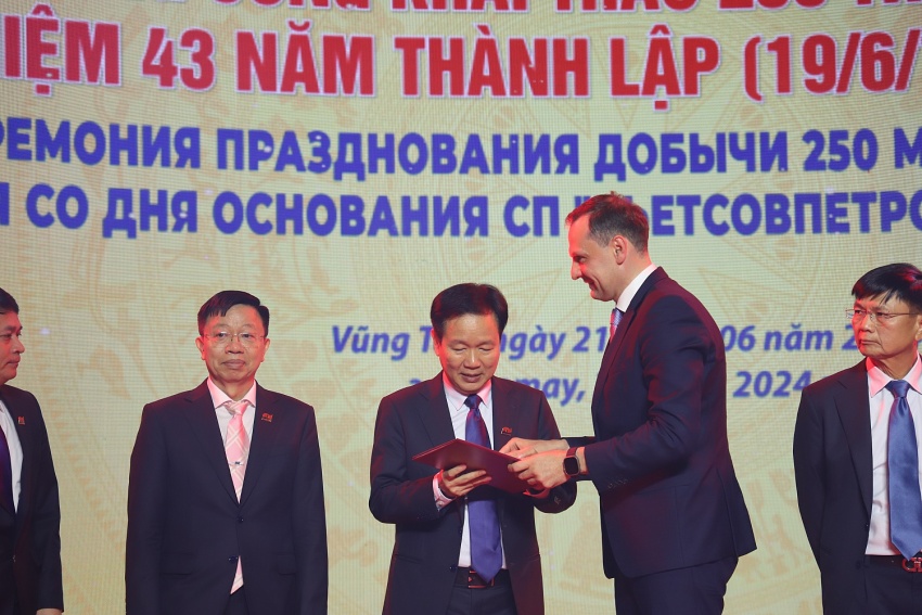 Tập thể lao động quốc tế Vietsovpetro đón nhận nhiều danh hiệu cao quý