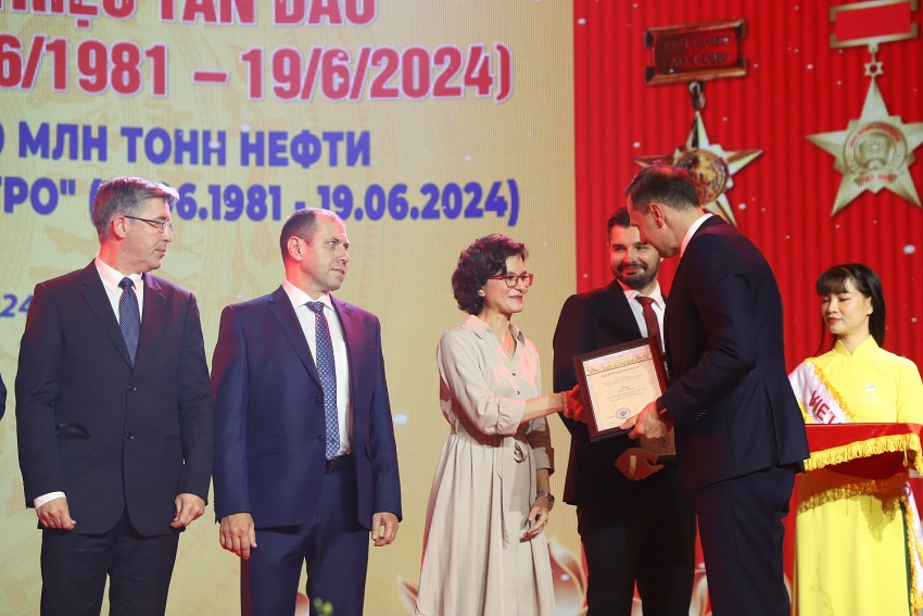 Tập thể lao động quốc tế Vietsovpetro đón nhận nhiều danh hiệu cao quý