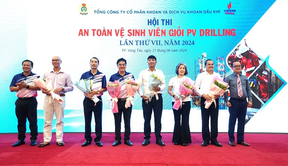 Chủ tịch HĐQT PV Drilling Mai Thế Toàn và Phó Tổng giám đốc Đinh Quang Nhựt – Trưởng ban tổ chức hội thi tặng hoa các thành viên Ban giám khảo