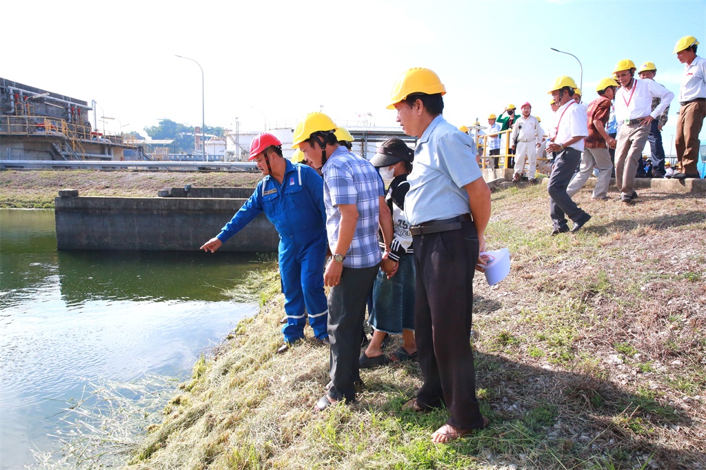Nhân dân cùng tham gia giám sát công tác bảo vệ môi trường tại NMLD Dung Quất