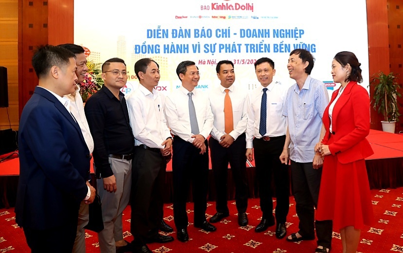 Phó Chủ tịch UBND TP Hà Nội Hà Minh Hải với các đại biểu tại Diễn đàn “Báo chí - Doanh nghiệp đồng hành vì sự phát triển bền vững” năm 2024 do Báo Kinh tế & Đô thị tổ chức ngày 31/5. Ảnh: Thanh Hải