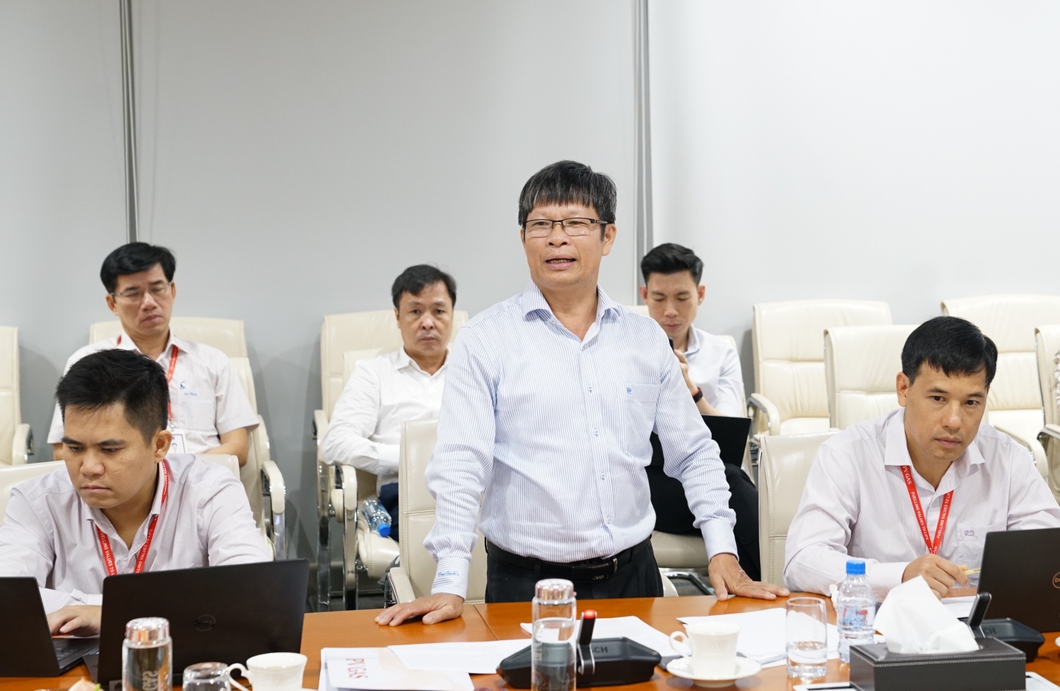 Đồng chí Nguyễn Sỹ Quyết Tâm, Phó Bí thư Chi bộ, thay mặt Chi ủy trình bày dự thảo chuyên đề 