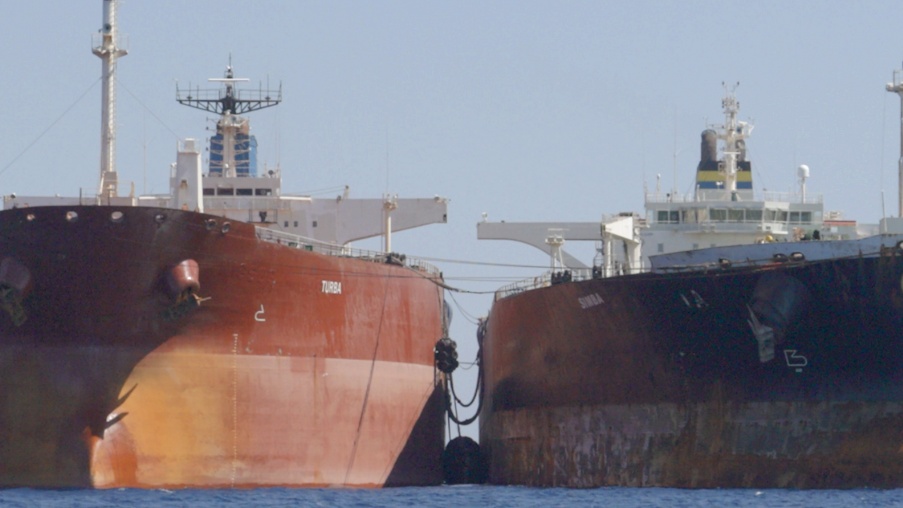 EU trừng phạt 17 tàu chở dầu cho Nga