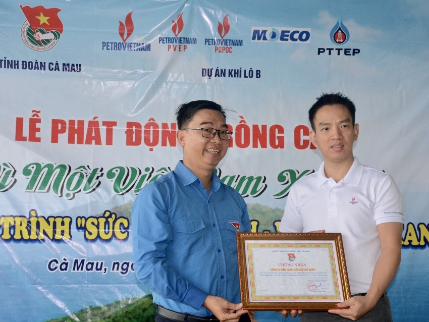 Ông Phạm Xuân Phúc – Phó Tổng Giám đốc PQPOC, đại diện Dự án khí Lô B nhận bảng chứng nhận của Tỉnh đoàn Cà Mau cho công trình trồng cây tại lâm phần rừng phòng hộ trên địa bàn tỉnh.
