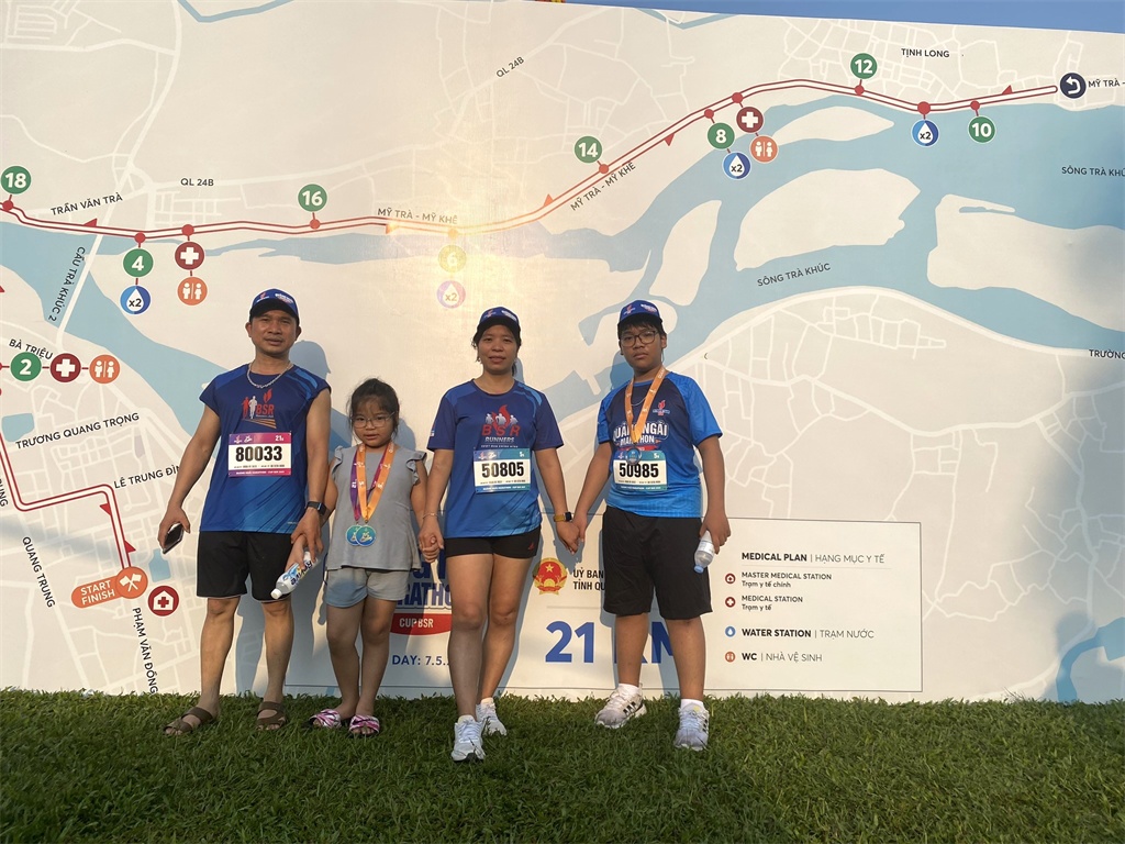 Gia đình anh Trần Quang Lưu và chị Võ Thị Thạo tham gia giải chạy Marathon tỉnh Quảng Ngãi năm 2023.