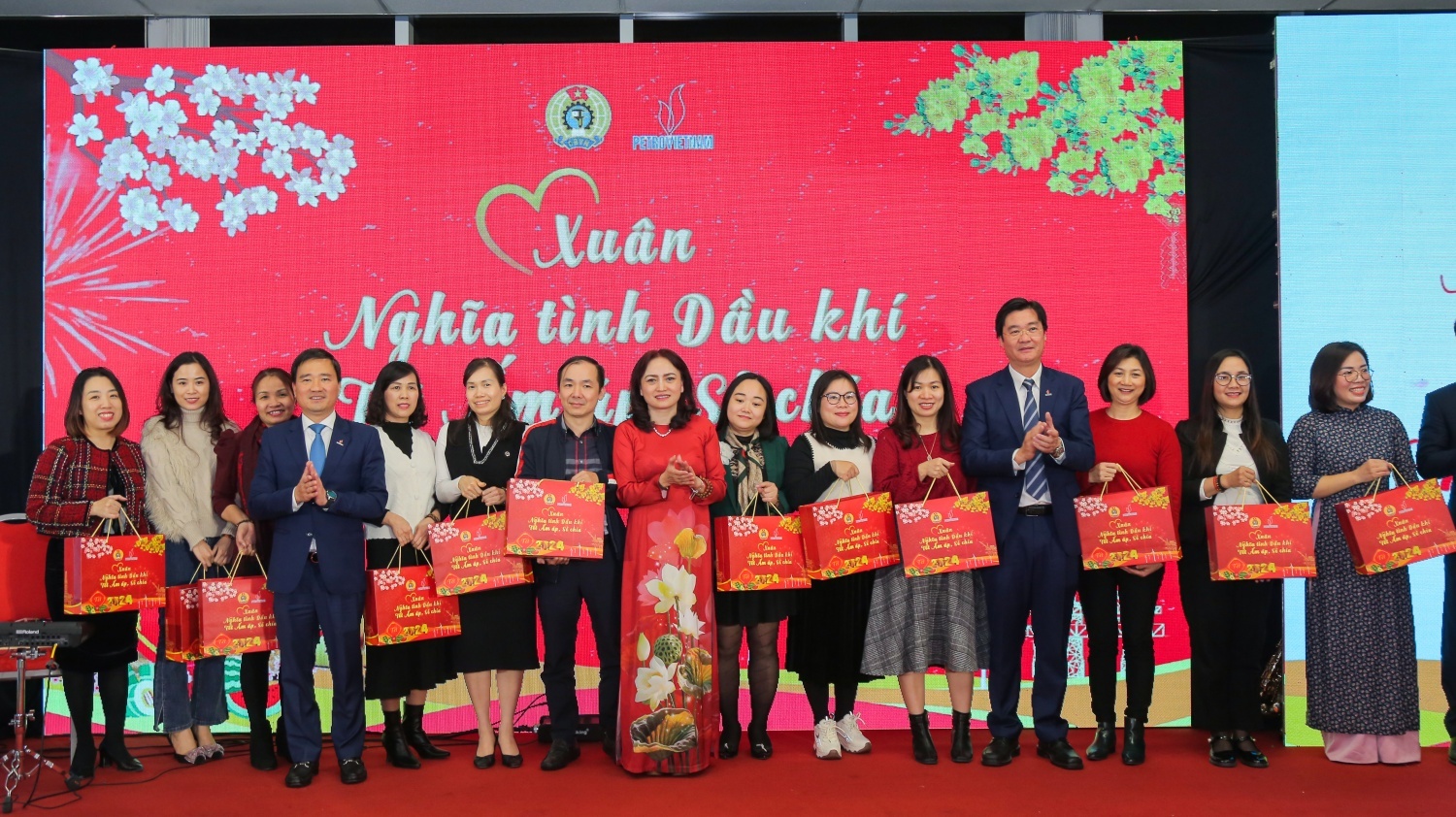 CĐ DKVN trao quà Tết cho người lao động nhân dịp Tết Nguyên đán Giáp Thìn 2024.