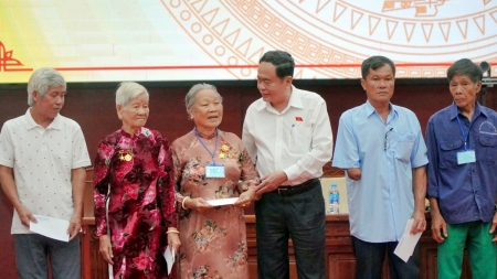 Chủ tịch Quốc hội Trần Thanh Mẫn tặng quà cho Mẹ Việt Nam anh hùng, người có công tại tỉnh Hậu Giang