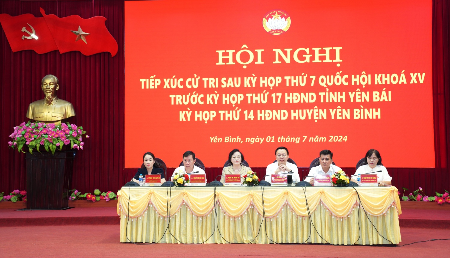 Các đại biểu Quốc hội tham gia TXCT tại huyện Yên Bình, tỉnh Yên Bái