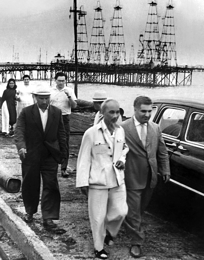 Chủ tịch Hồ Chí Minh thăm khu công nghiệp dầu khí Bacu ngày 23/7/1959. (Ảnh tư liệu)