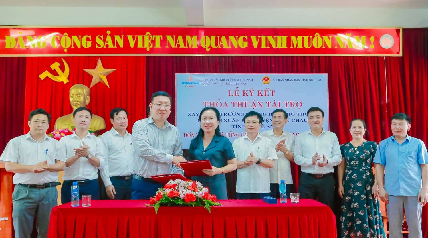 Lãnh đạo PV GAS trao cam kết tài trợ xây dựng trường THPT Nguyễn Xuân Ôn, huyện Diễn Châu, tỉnh Nghệ An