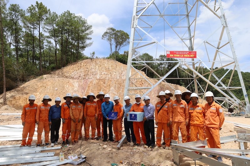 Tình đồng nghiệp giữa “chảo lửa” miền Trung