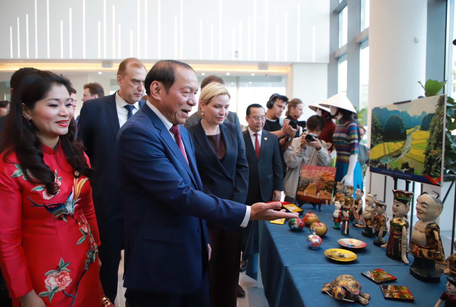 Bộ trưởng Nguyễn Văn Hùng giới thiệu triển lãm “Việt Nam-Đất nước của những di sản văn hóa” với Bộ trưởng Bộ Văn hóa Liên bang Nga O.B.Liubimova và các vị khách tham quan