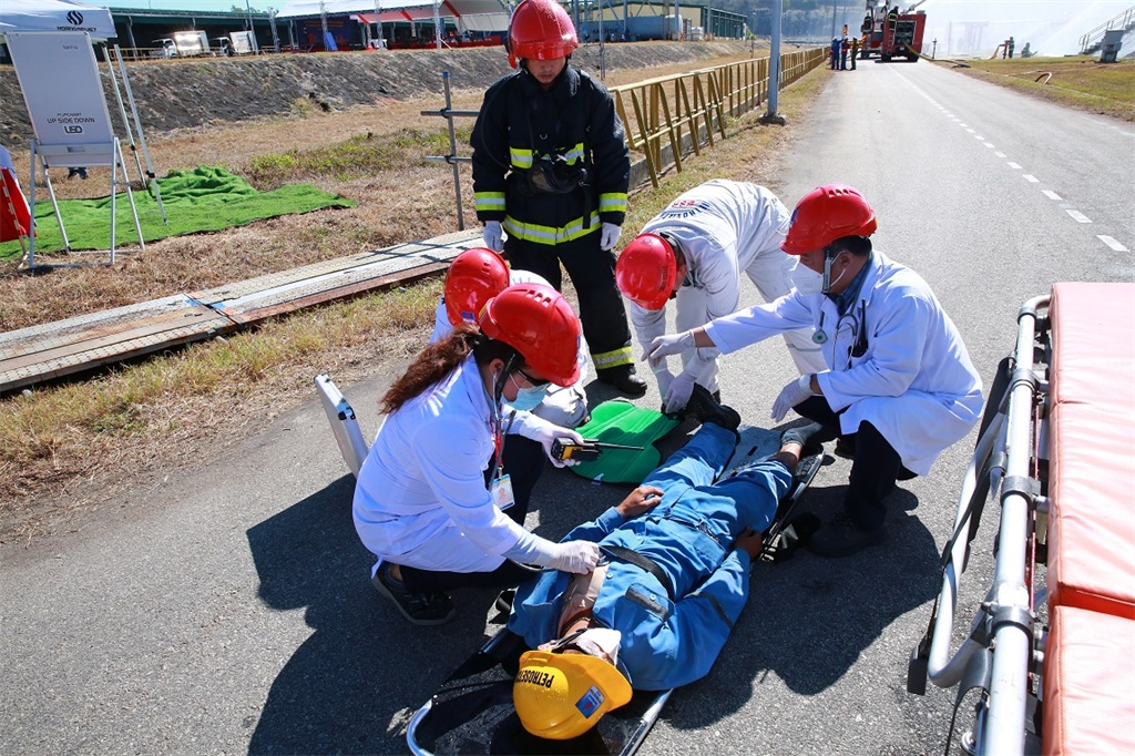 Công tác cứu hộ cứu nạn công nhân được tiến hành khẩn trương.