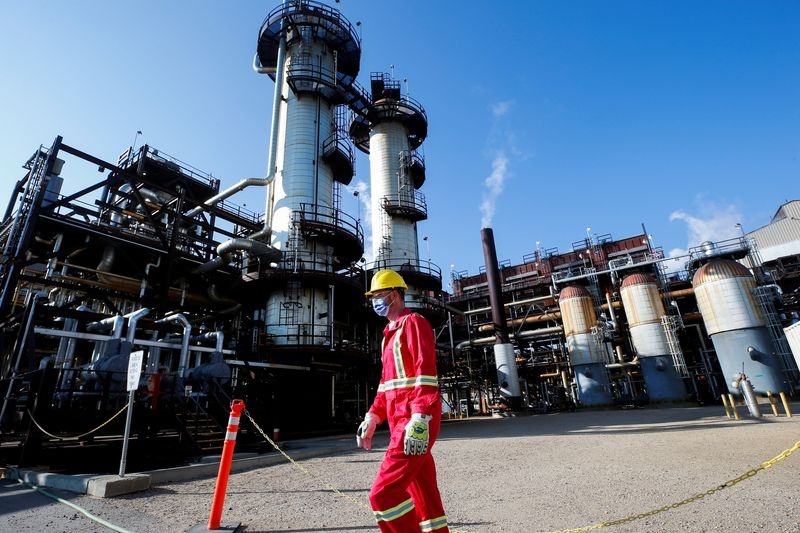 Công nhân tại nhà máy lọc dầu Shell Scotford ở Canada ký thỏa thuận lương mới. Ảnh Reuters