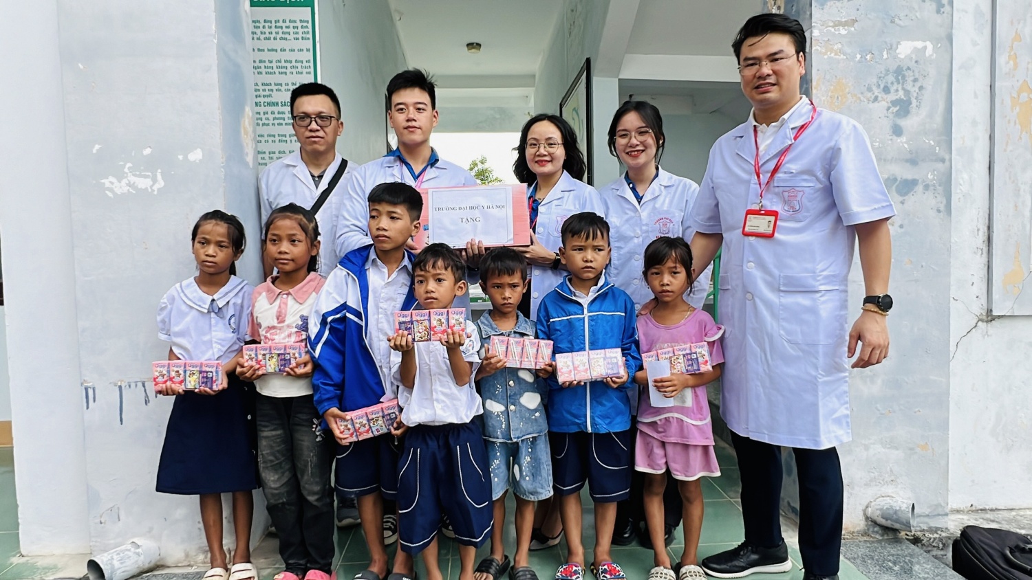 Khám bệnh và tặng quà gia đình chính sách tại Quảng Bình
