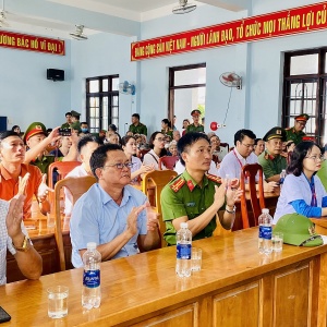 Khám bệnh và tặng quà gia đình chính sách tại Quảng Bình