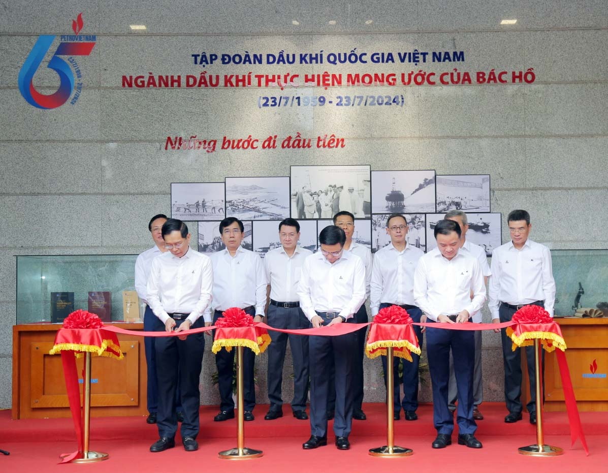 Khai mạc triển lãm ảnh 65 năm ngành Dầu khí Việt Nam thực hiện mong ước của Bác Hồ