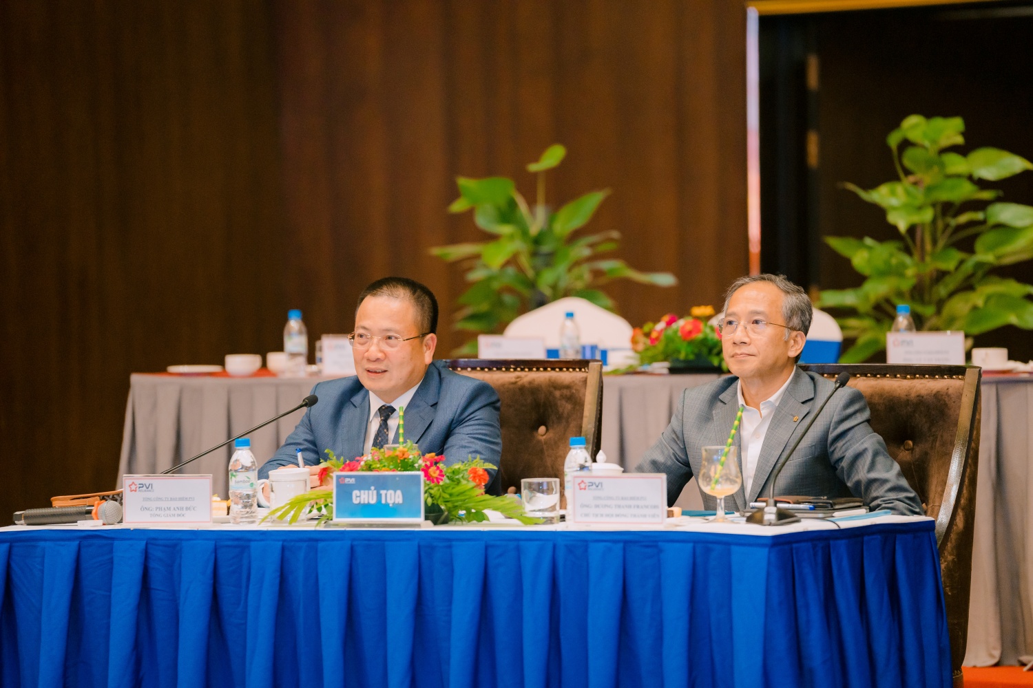  Ông Dương Thanh Francois, Chủ tịch HĐTV (bìa phải) và ông Phạm Anh Đức, Tổng giám đốc Bảo hiểm PVI (bìa trái) chủ trì Hội nghị