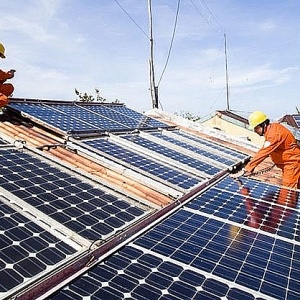 Bộ Công Thương đề xuất mua điện mặt trời mái nhà dư thừa bán lên lưới với giá 671 đồng/kWh