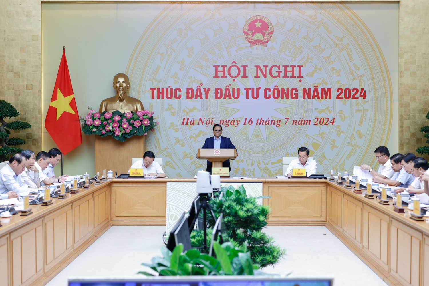 Thủ tướng Phạm Minh Chính chủ trì Hội nghị trực tuyến toàn quốc của Thường trực Chính phủ về thúc đẩy đầu tư công năm 2024.
