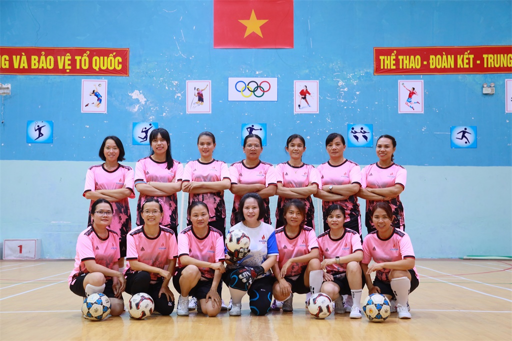 Đội bóng đá nữ BSR chụp ảnh kỷ niệm trước khi thi đấu tại Nhà thi đấu Diên Hồng