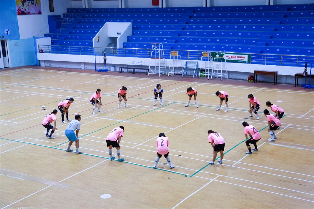 Các cầu thủ nữ BSR hăng hái tập luyện trước trận đấu.