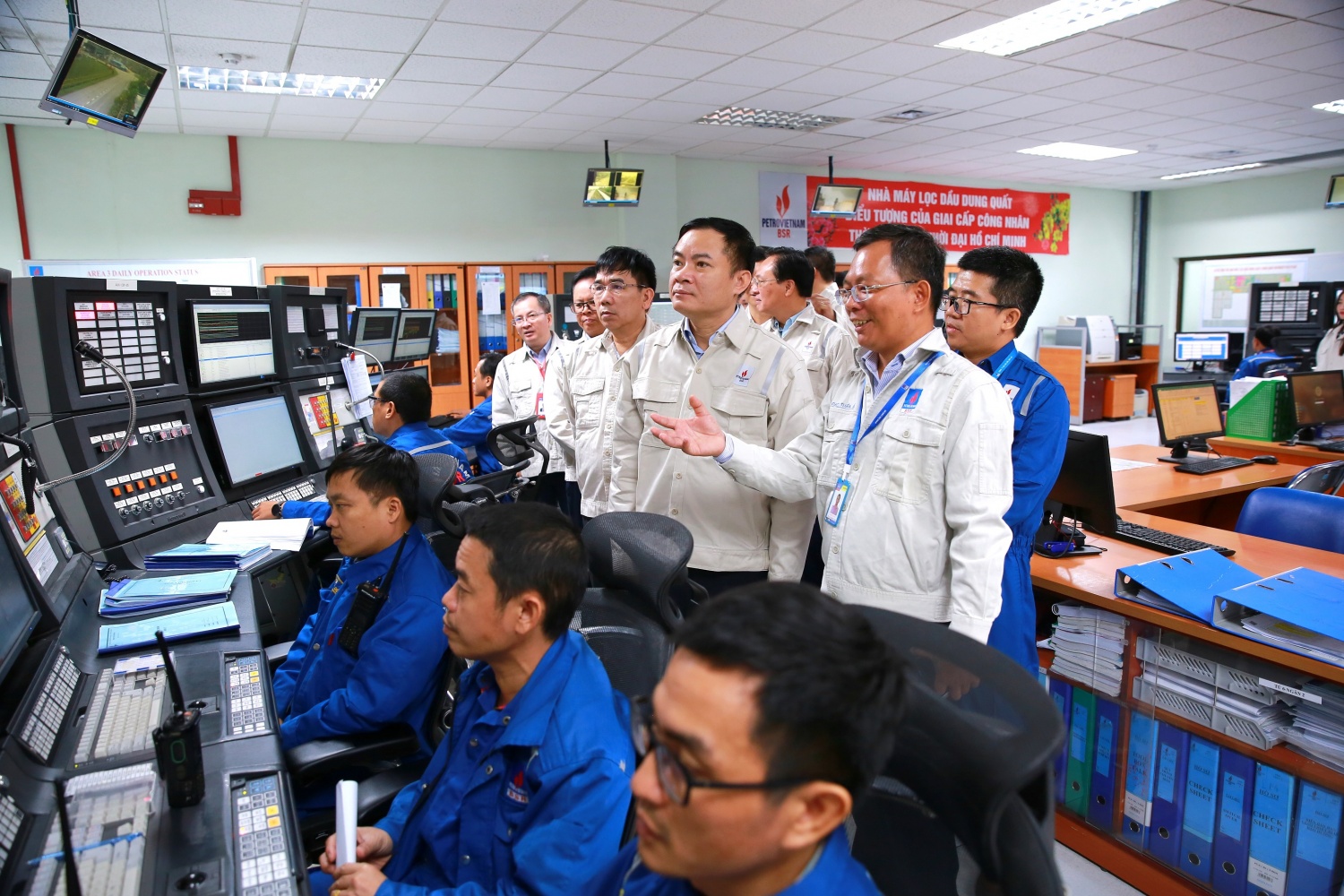 Tổng Giám đốc Petrovietnam Lê Ngọc Sơn (thứ ba từ trái qua) và đoàn công tác thăm, kiểm tra công tác vận hành NMLD Dung Quất tại Phòng Điều khiển Trung tâm.
