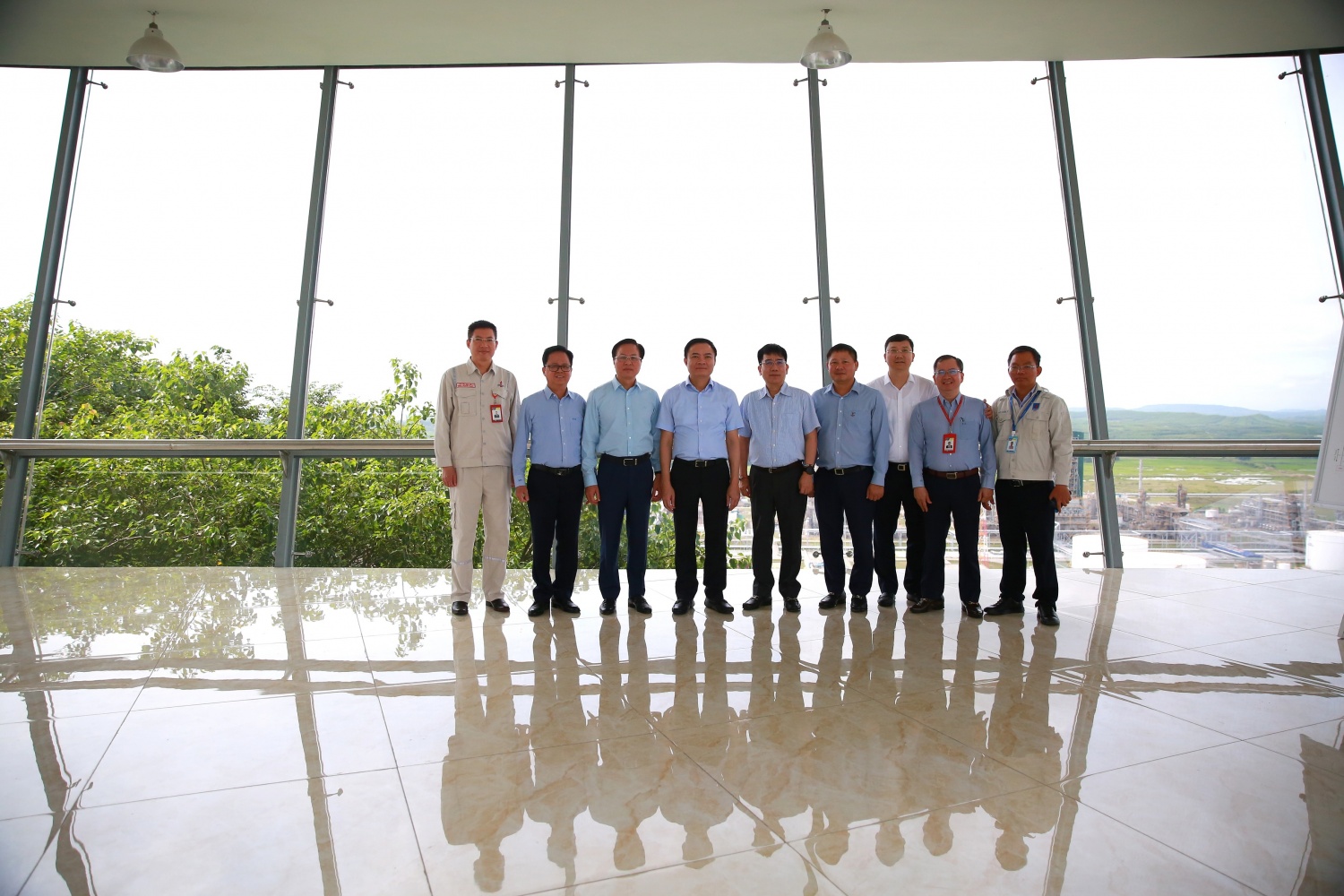 Đoàn công tác Petrovietnam thăm toàn cảnh NMLD Dung Quất.