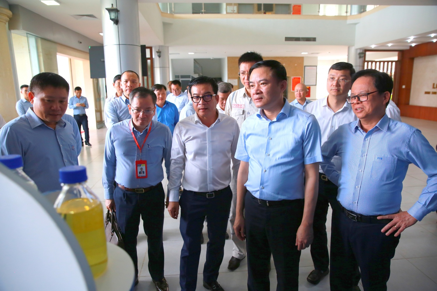 Đoàn công tác Tập đoàn tham quan gian triển lãm các sản phẩm mới của NMLD Dung Quất.