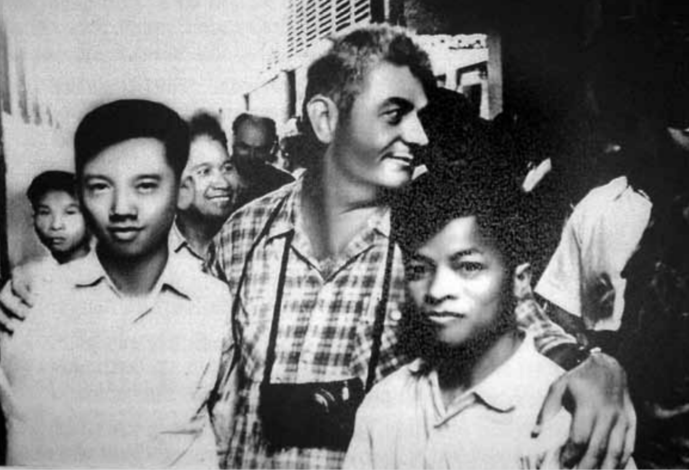 Ông Trần Văn Trị (bên trái), ông Nguyễn Giao (bên phải) đón chuyên gia Kitovani ở ga Hàng Cỏ, Hà Nội năm 1959.