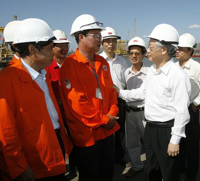 Đồng chí Nguyễn Phú Trọng với người lao động dầu khí tại Cảng Vietsovpetro năm 2010.