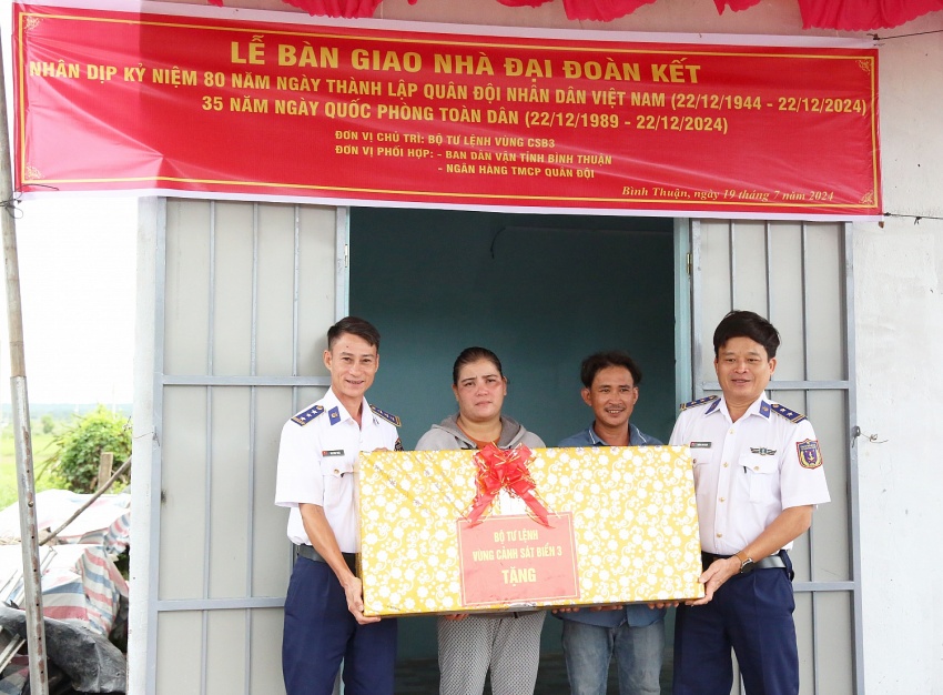Bộ Tư lệnh Vùng Cảnh sát biển 3 phối hợp tổ chức trao “Nhà Đại đoàn kết” tại Bình Thuận