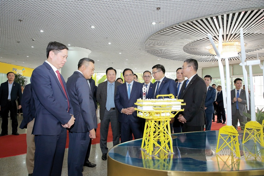 Lãnh đạo Petrovietnam báo cáo với Thủ tướng Chính phủ Phạm Minh Chính về hoạt động sản xuất kinh doanh