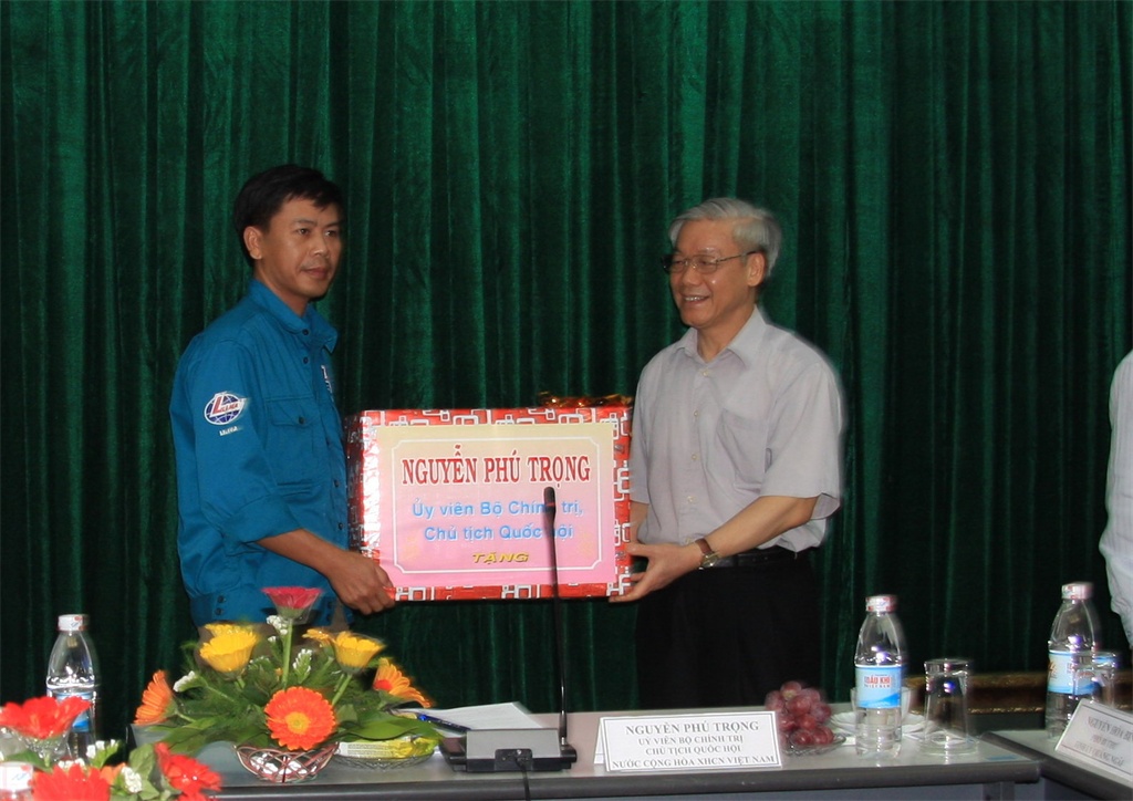 Đồng chí Nguyễn Phú Trọng tặng quà cho đại diện nhà thầu làm việc tại NMLD Dung Quất