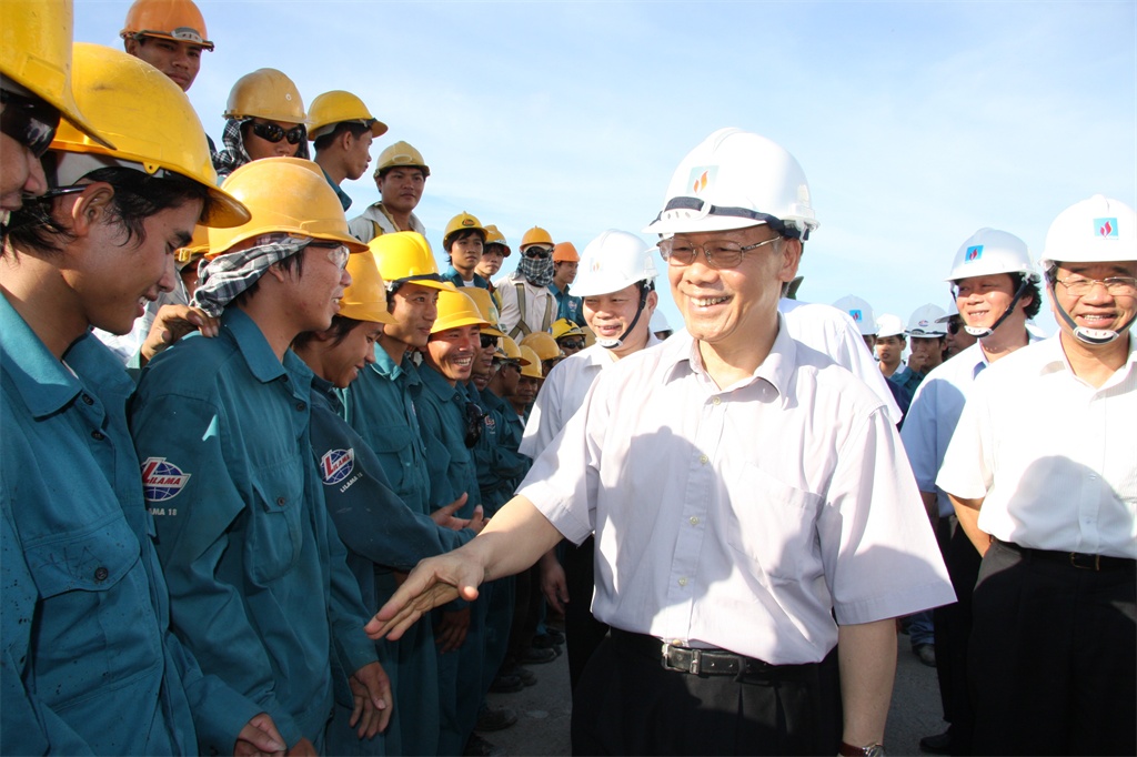 Đồng chí Nguyễn Phú Trọng trò chuyện, động viên tập thể cán bộ kỹ sư, công nhân của các đơn vị nhà thầu trên công trường NMLD Dung Quất.