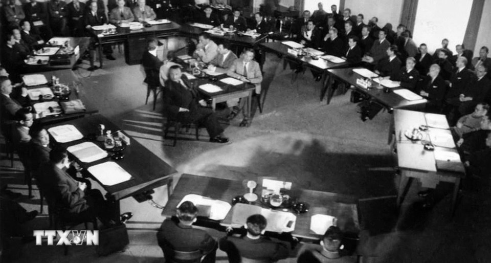 Ngày 8/5/1954, tin về kết quả Chiến dịch Điện Biên Phủ được truyền đến Geneva. Sáng sớm 8/5/1954, vấn đề Đông Dương chính thức được đưa lên bàn đàm phán. Trong ảnh: Quang cảnh phiên khai mạc Hội nghị Geneva về Đông Dương, ngày 8/5/1954. Ảnh: TTXVN