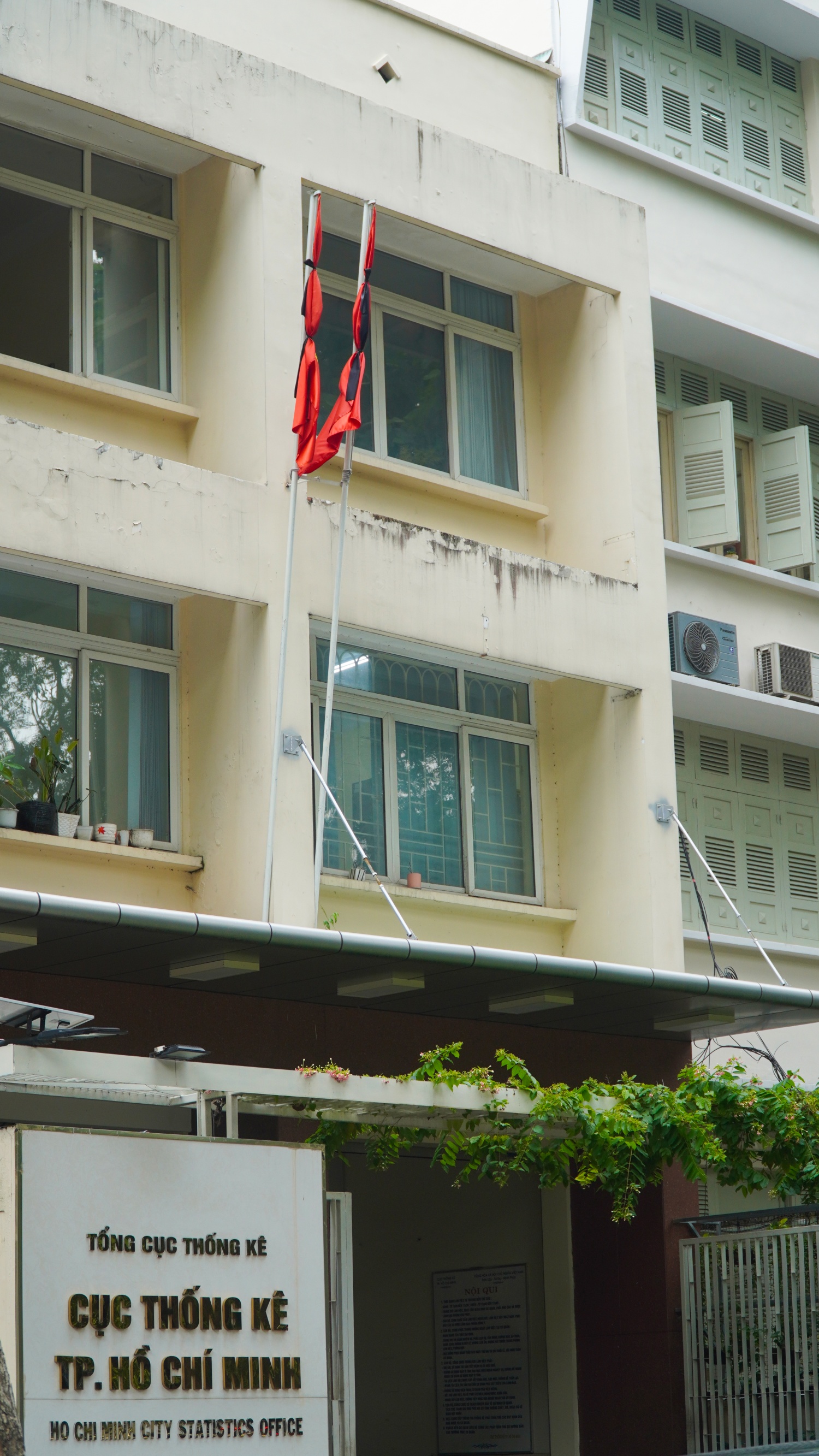 TP HCM: Nhiều trụ sở cơ quan  treo cờ rủ tưởng niệm Tổng Bí thư Nguyễn Phú Trọng
