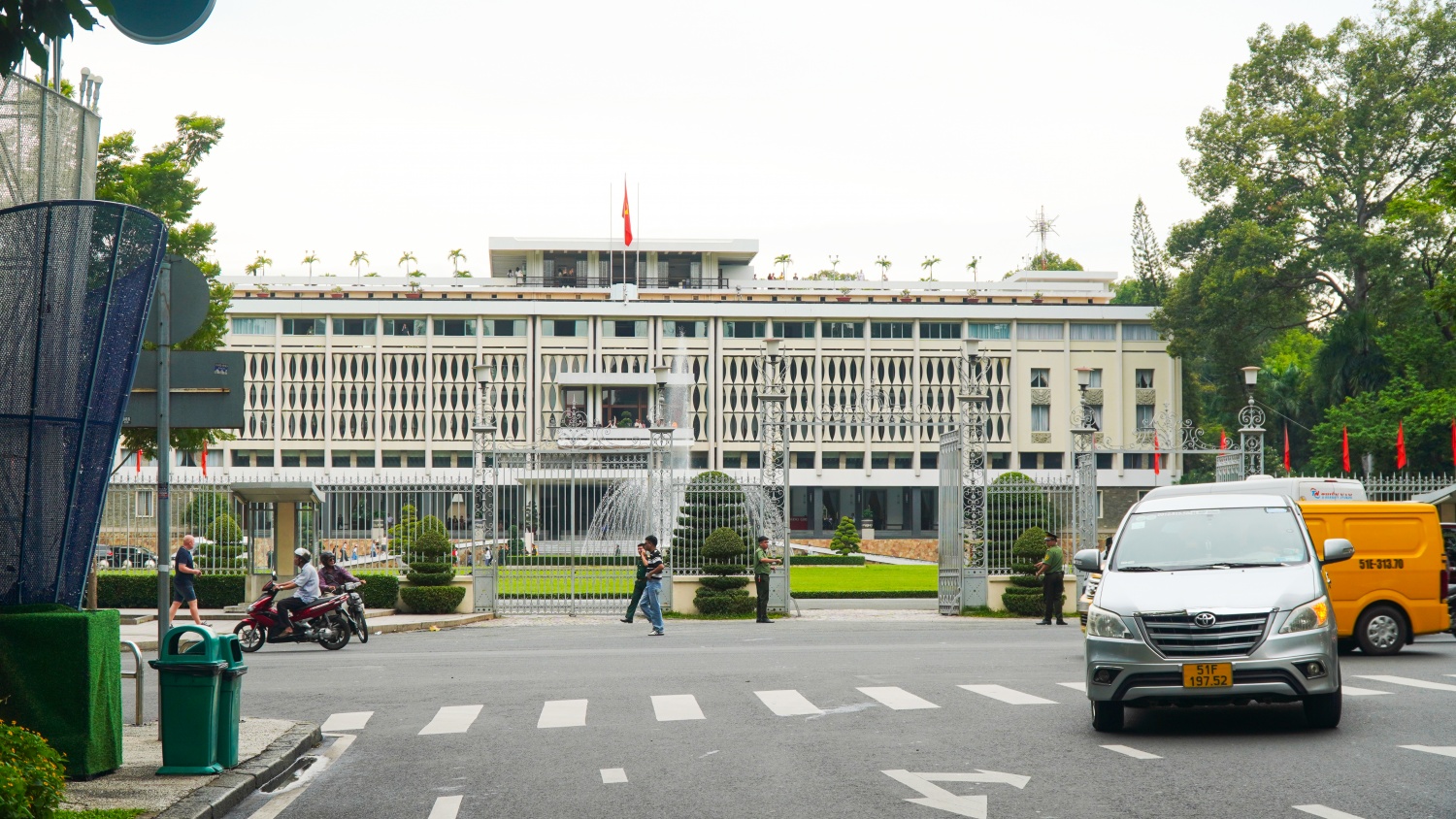 TP HCM: Nhiều trụ sở cơ quan  treo cờ rủ tưởng niệm Tổng Bí thư Nguyễn Phú Trọng