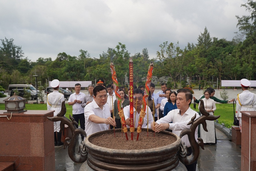 Phó Chủ tịch nước Võ Thị Ánh Xuân viếng Nghĩa trang Hàng Dương