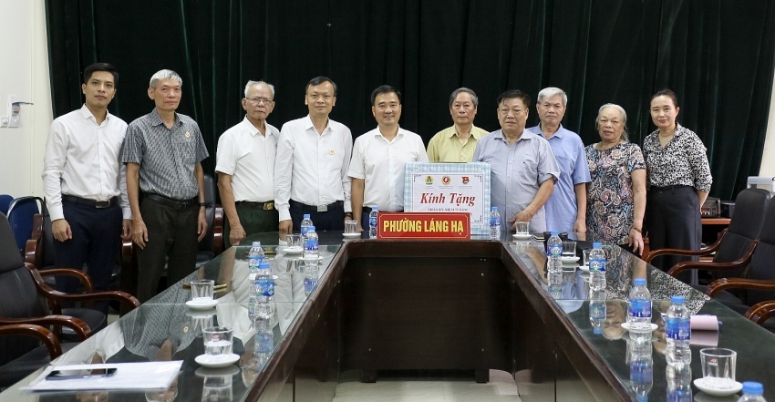 Petrovietnam thăm, tặng quà các nạn nhân chất độc da cam phường Láng Hạ và Thành Công