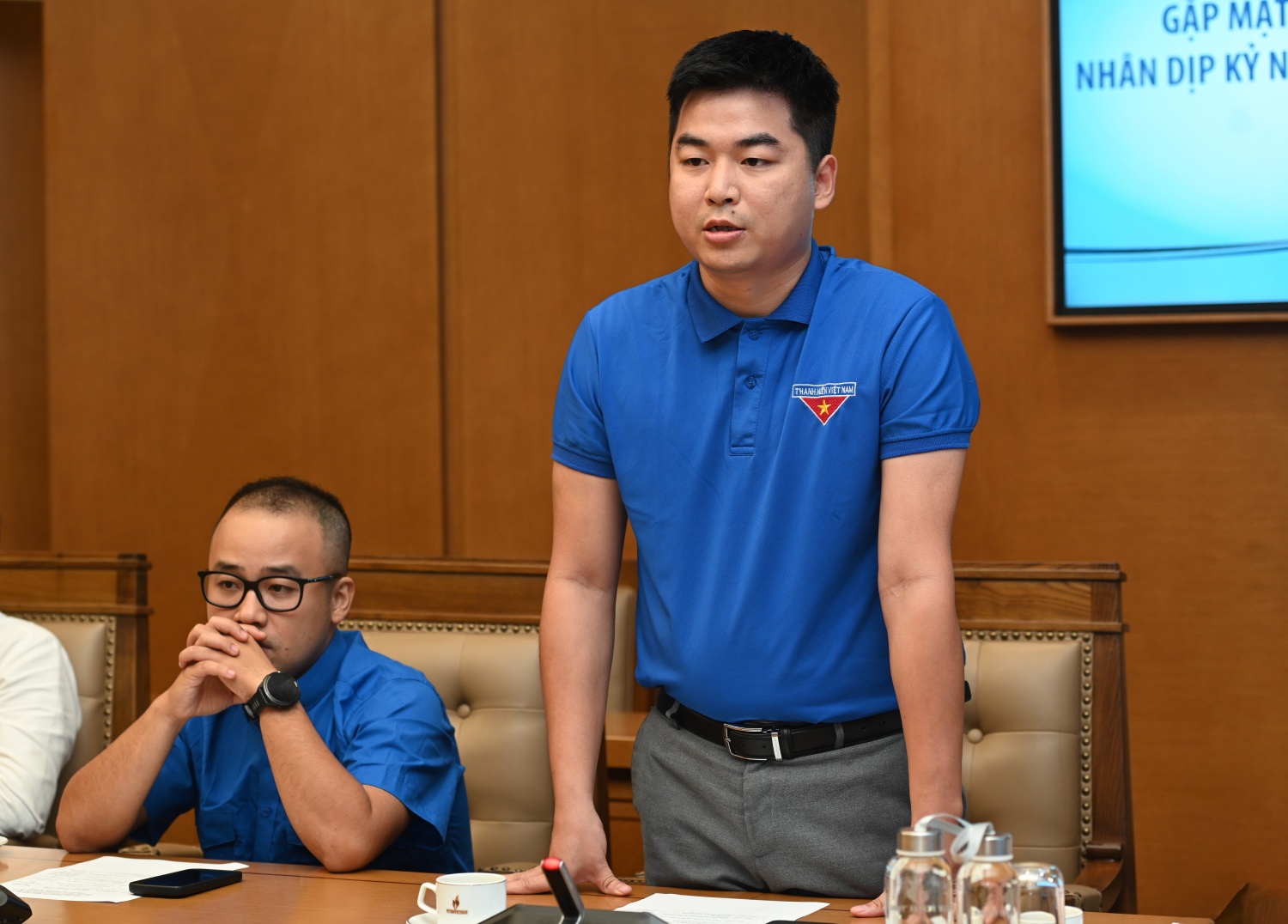Đồng chí Phạm Hồng Sơn - Phụ trách Đoàn Thanh niên Cơ quan Tập đoàn chia sẻ tại buổi gặp mặt