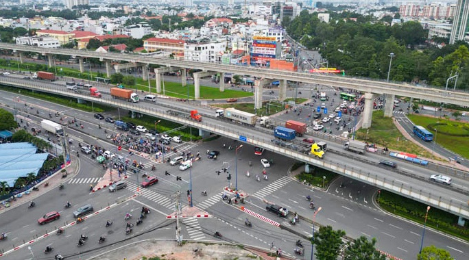 Cấm xe tải 5 tấn lên cầu vượt thép Thủ Đức để xây cầu bộ hành Metro số 1