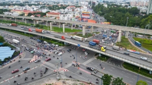 Cấm xe tải 5 tấn lên cầu vượt thép Thủ Đức để xây cầu bộ hành Metro số 1