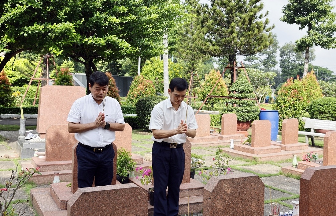 PVFCCo dâng hương tưởng niệm các anh hùng liệt sĩ tại nghĩa trang liệt sỹ